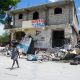 Una mujer camina con pocas pertenencias tras enfrentamientos entre grupos armados en Puerto Príncipe (Haití). EFE/ Jonet St Élois