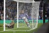 El delantero islandés de la Real Sociedad, Orri Oskarsson, tras conseguir el primer gol del equipo donostiarra durante el encuentro correspondiente a la jornada 35 de Laliga EA Sports que disputaron Real Sociedad y Betis en el estadio de Anoeta, en San Sebastián. EFE / Juan Herrero.
