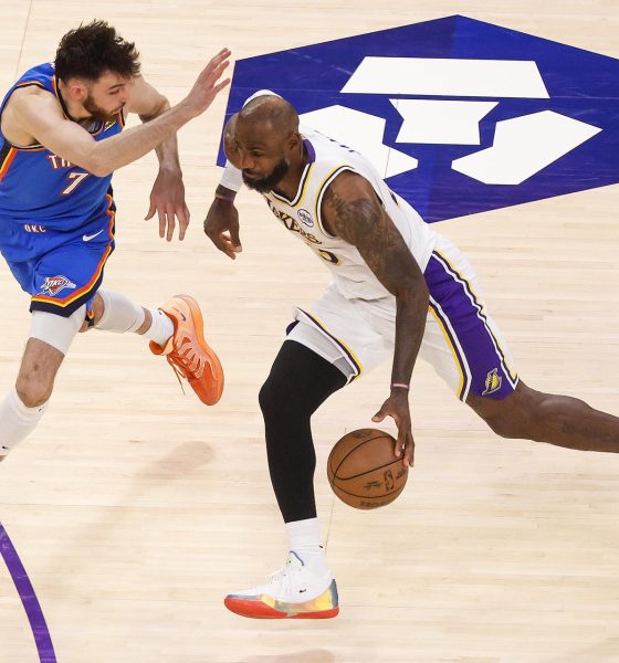 LeBron James (d), de los Lakers, intenta burlar la marca de Chet Holmgren, de los Thunder, en el Crypto.Com Arena en Los Angeles. EFE/EPA/CHRIS TORRES SHUTTERSTOCK OUT