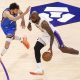 LeBron James (d), de los Lakers, intenta burlar la marca de Chet Holmgren, de los Thunder, en el Crypto.Com Arena en Los Angeles. EFE/EPA/CHRIS TORRES SHUTTERSTOCK OUT