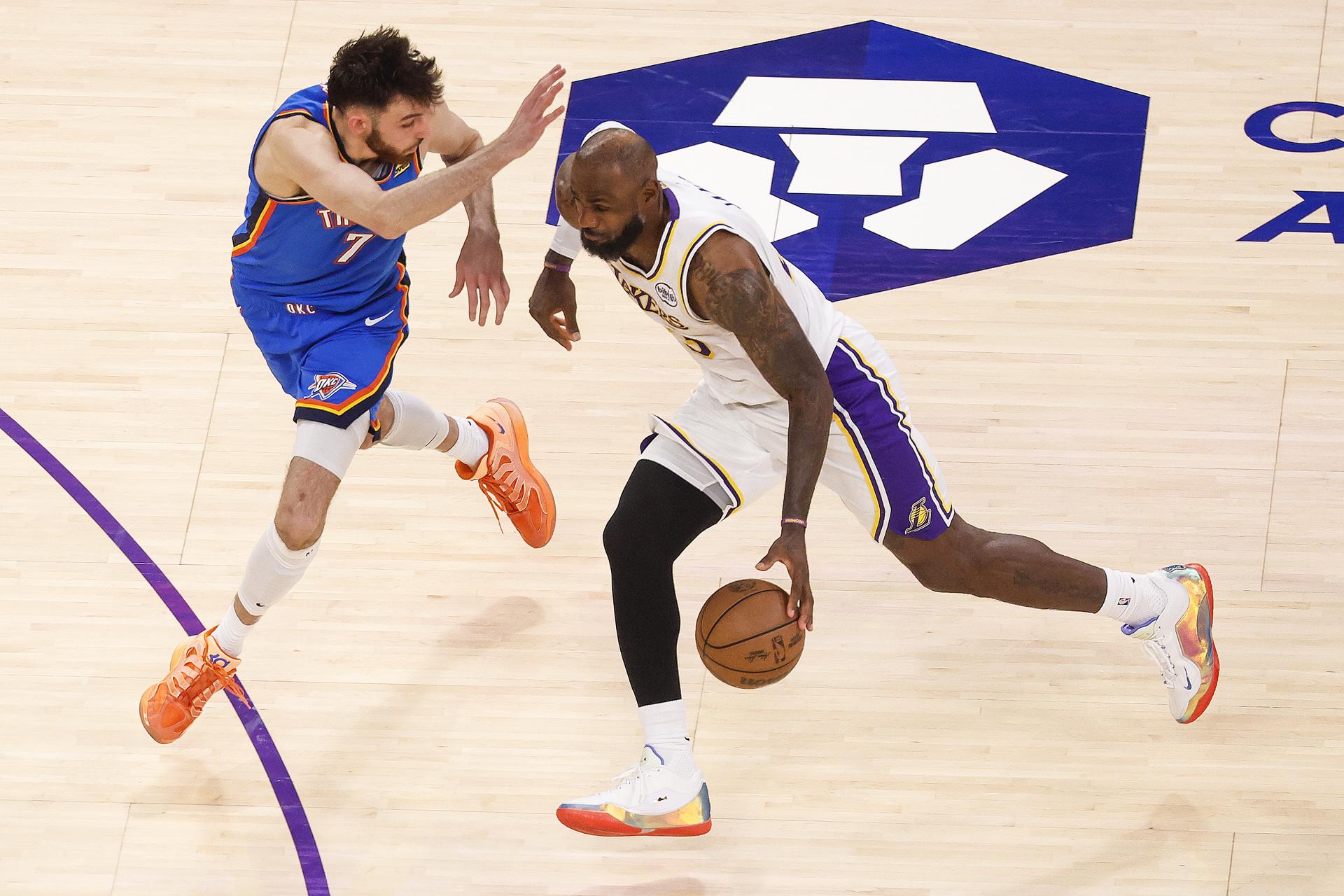 LeBron James (d), de los Lakers, intenta burlar la marca de Chet Holmgren, de los Thunder, en el Crypto.Com Arena en Los Angeles. EFE/EPA/CHRIS TORRES SHUTTERSTOCK OUT