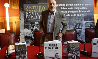 Arturo Pérez-Reverte presenta este miércoles su exposición 'Fotografías de guerra' (1974-1985) y el libro 'Enviado especial' (Alfaguara), una "biografía de guerra" que reúne crónicas y reportajes escritos en los 70 y los 80, y artículos más recientes sobre conflictos pasados y presentes. EFE/Chema Moya