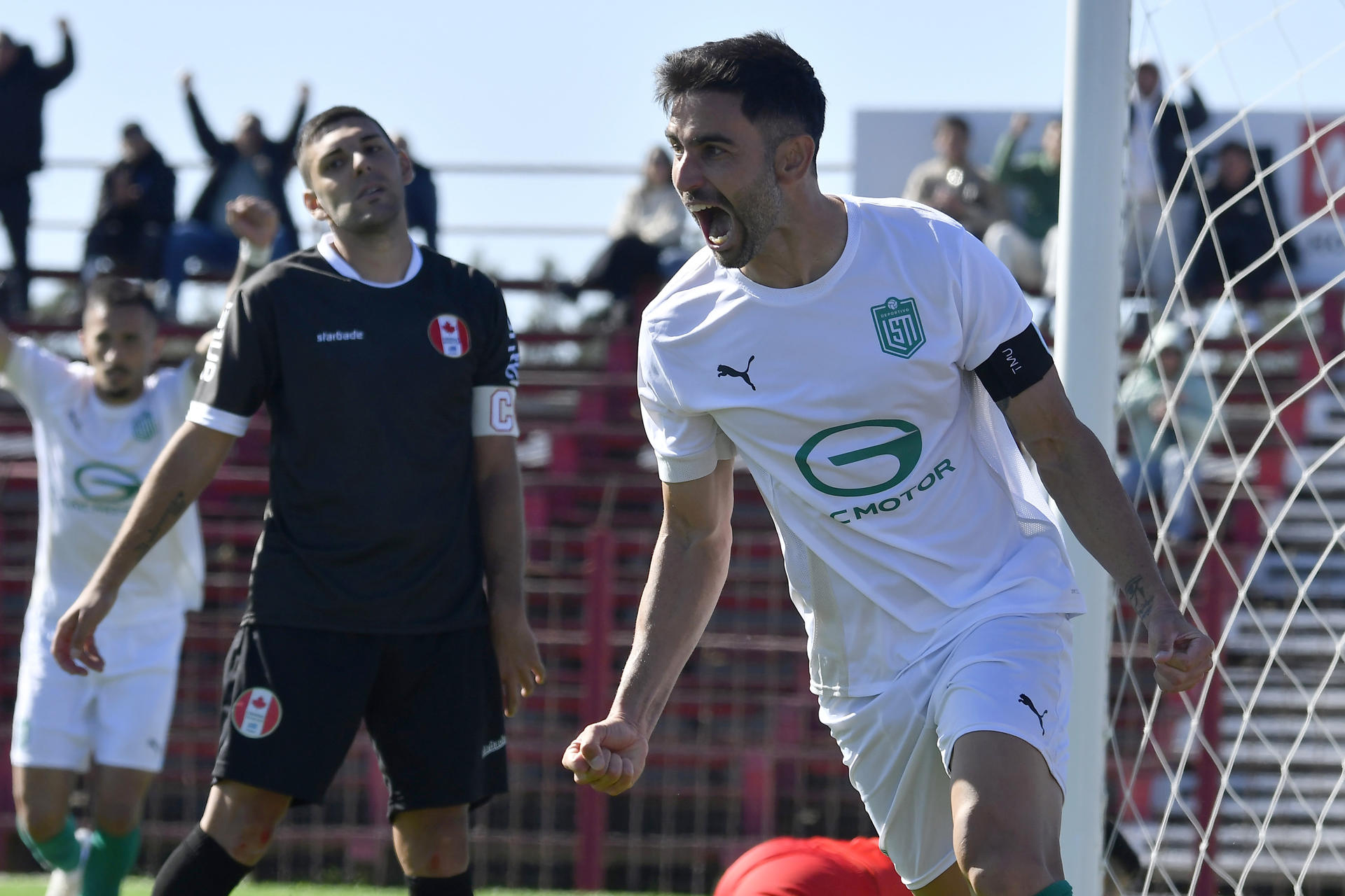 Rodrigo Pastorini, del Deportivo LSM, celebra un gol en un partido del campeonato Divisional C de Uruguay ante Canadian SC en el Estadio Complejo Rentistas en Montevideo. EFE/STR