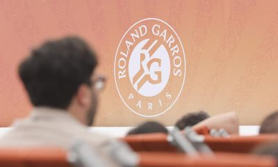 Fotografía de Teresa Suarez, en la que puede verse en una imagen de archivo del 4 de junio de 2025 a aficionados en la 'fan zone' durante el torneo de tenis de Roland Garros. EFE