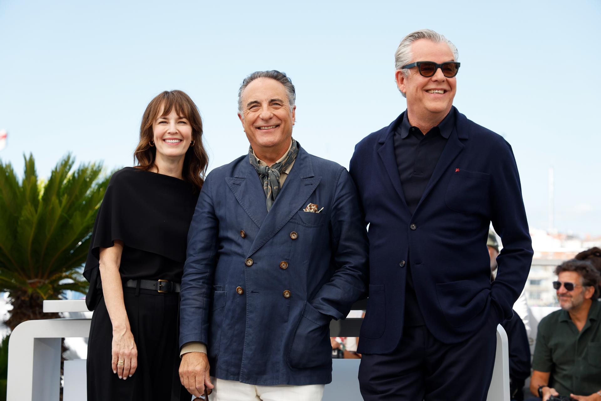 (De izquierda a derecha) Rosemarie Dewitt, el director Andy Garcia y Danny Huston asisten a la sesión fotográfica de 'Diamond' durante el 79º Festival de Cine de Cannes, en Cannes, Francia, el 20 de mayo de 2026. El festival se celebra del 12 al 23 de mayo de 2026. (Cine, Francia) EFE/EPA/SEBASTIEN NOGIER