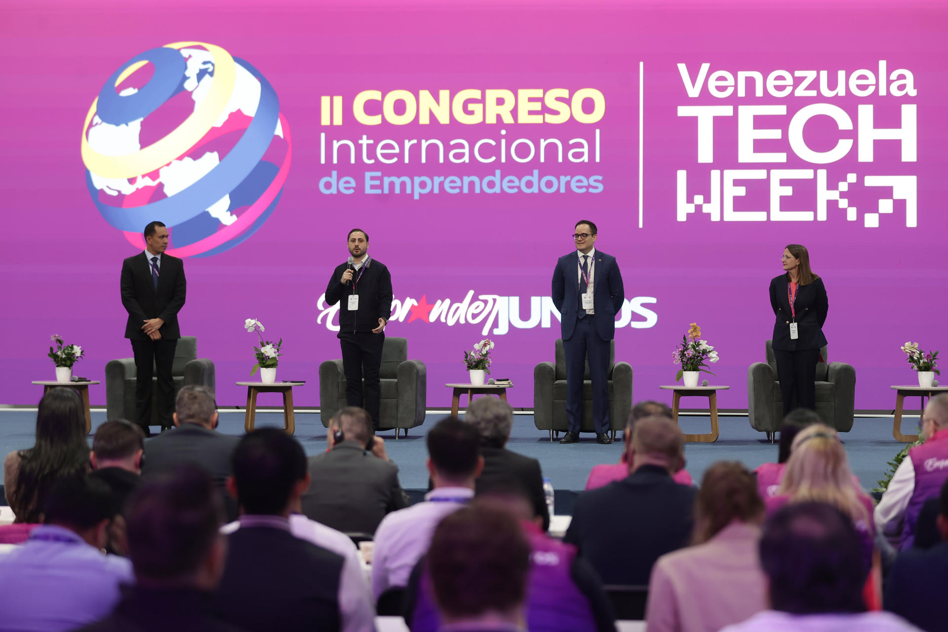 El Ministro del Poder Popular para la Juventud, Sergio Lotartaro (c-i); el vicepresidente sectorial de Economía en Venezuela, Calixto Ortega (c-d); y la ministra del Poder Popular para la Economía y Finanzas, Anabel Pereira (d), hablan durante el segundo Congreso Internacional de Emprendedores Venezuela 'Tech Week' en Caracas (Venezuela). EFE/ Ronald Peña R