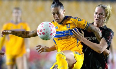 Jennifer Hermoso (i), de Tigres, disputa el balón con Eugenie Le Sommer, de Toluca, en el partido de vuelta de cuartos de final de la Liga Femenina MX entre Tigres y Toluca en el estadio Universitario en San Nicolás de Los Garza (México). EFE/Miguel Sierra