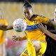 Jennifer Hermoso (i), de Tigres, disputa el balón con Eugenie Le Sommer, de Toluca, en el partido de vuelta de cuartos de final de la Liga Femenina MX entre Tigres y Toluca en el estadio Universitario en San Nicolás de Los Garza (México). EFE/Miguel Sierra