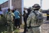 Integrantes del Ejército de México y de la Policía Estatal resguardan la zona donde una víctima de secuestro fue asesinada por sus captores, cuando policías intentaban el rescate, y en el enfrentamiento uno de los secuestradores fue abatido por los agentes, este lunes en Culiacán, Sinaloa. (México). EFE/ Iván Medina