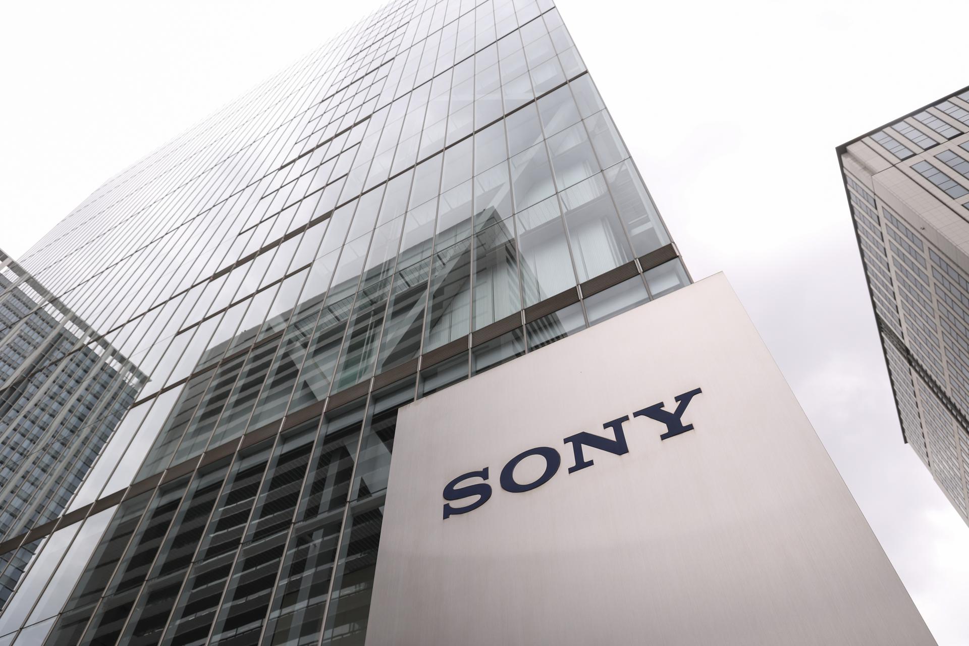 Imagen de archivo del logotipo de Sony en el exterior del edificio de su sede central en Tokio, Japón, el 8 de mayo de 2026. 
EFE/EPA/RODRIGO REYES MARIN