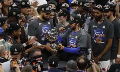 Jugadores de New York Knicks celebran este lunes la conquista de la Conferencia Este de la NBA por primera vez desde 1999 y la clasificación a las Finales de la NBA. EFE/EPA/DAVID MAXWELL SHUTTERSTOCK OUT