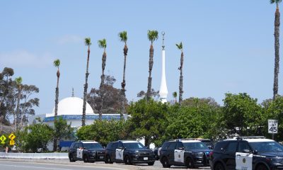 Fotografía que muestra vehículos de la Policía de San Diego estacionados durante un operativo este lunes, en el Centro Islámico de San Diego (EE.UU). EFE/ Omar Alonso