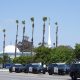 Fotografía que muestra vehículos de la Policía de San Diego estacionados durante un operativo este lunes, en el Centro Islámico de San Diego (EE.UU). EFE/ Omar Alonso