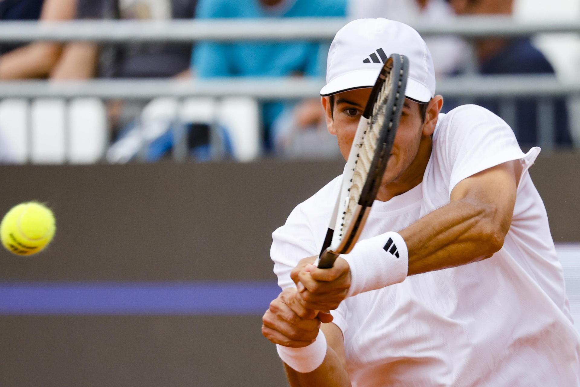 El tenista español Rafael Jódar, durante su partido de este martes en el Masters 1000 de Roma contra el estadounidense Learner Tien. EFE/ FABIO FRUSTACI