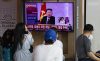 Seúl (Corea del Sur), 26/05/2026.- Varias personas ven las noticias en una pantalla de televisión en una estación de Seúl, Corea del Sur, el 26 de mayo de 2026.
EFE/EPA/JEON HEON-KYUN