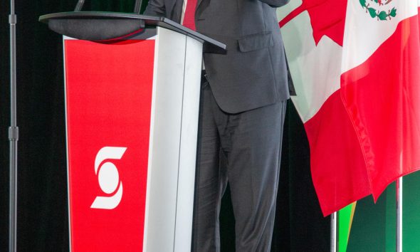 El secretario de Economía de México, Marcelo Ebrard, habla durante un evento celebrado en Toronto (Canadá). EFE/Julio César Rivas