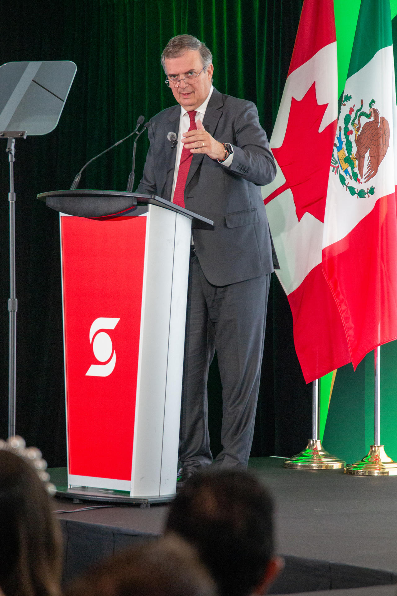 El secretario de Economía de México, Marcelo Ebrard, habla durante un evento celebrado en Toronto (Canadá). EFE/Julio César Rivas