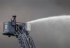 Un bombero en labores de extinción de un incendio en las cercanías del Parque Nacional de los Everglades, este lunes en Pembroke Pines, Florida, Estados Unidos. EFE/CRISTOBAL HERRERA-ULASHKEVICH
