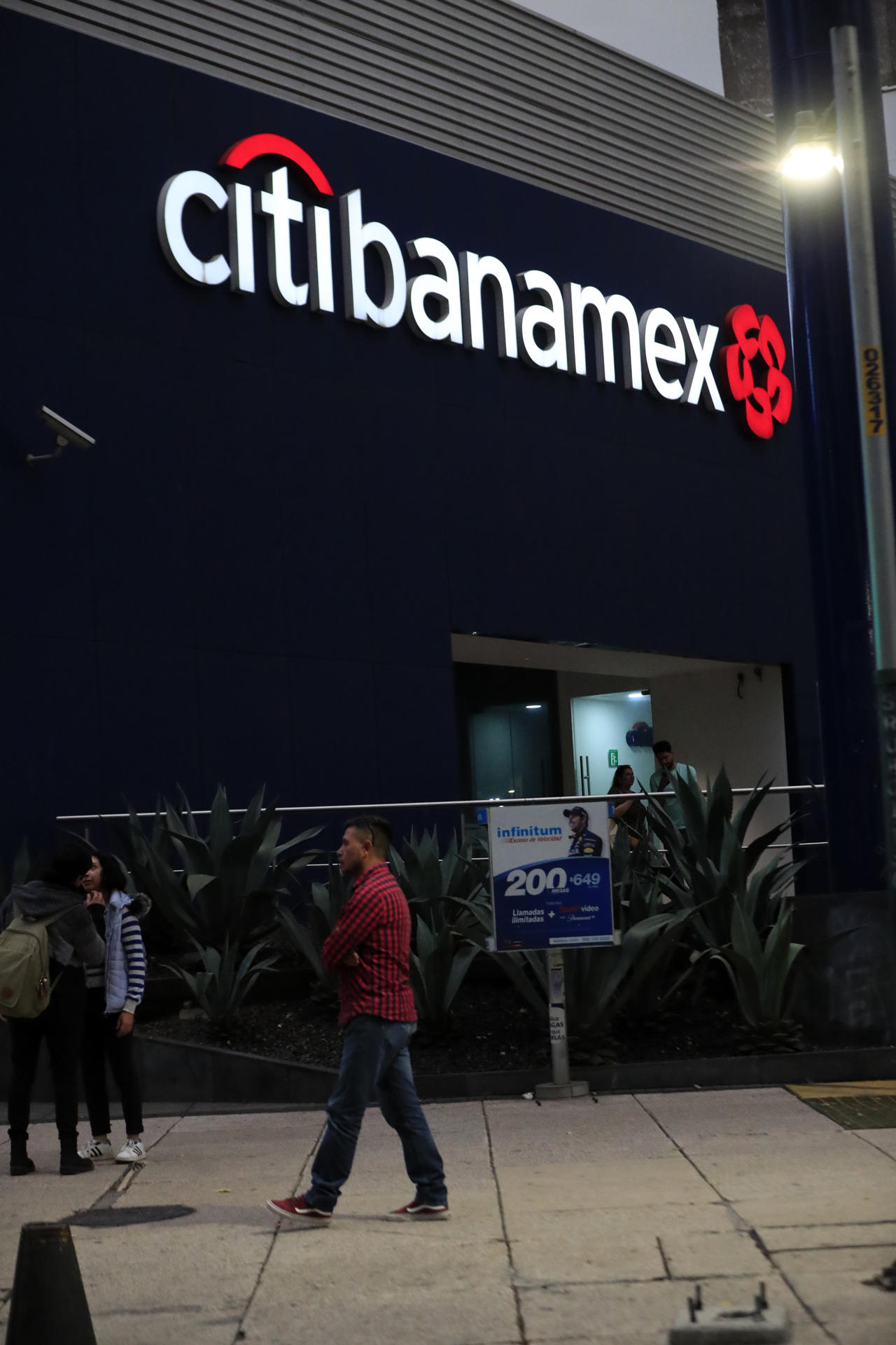 Fotografía de la fachada de una oficina del banco Citibanamex, en la Ciudad de México (México). Imagen de archivo. EFE/Mario Guzmán