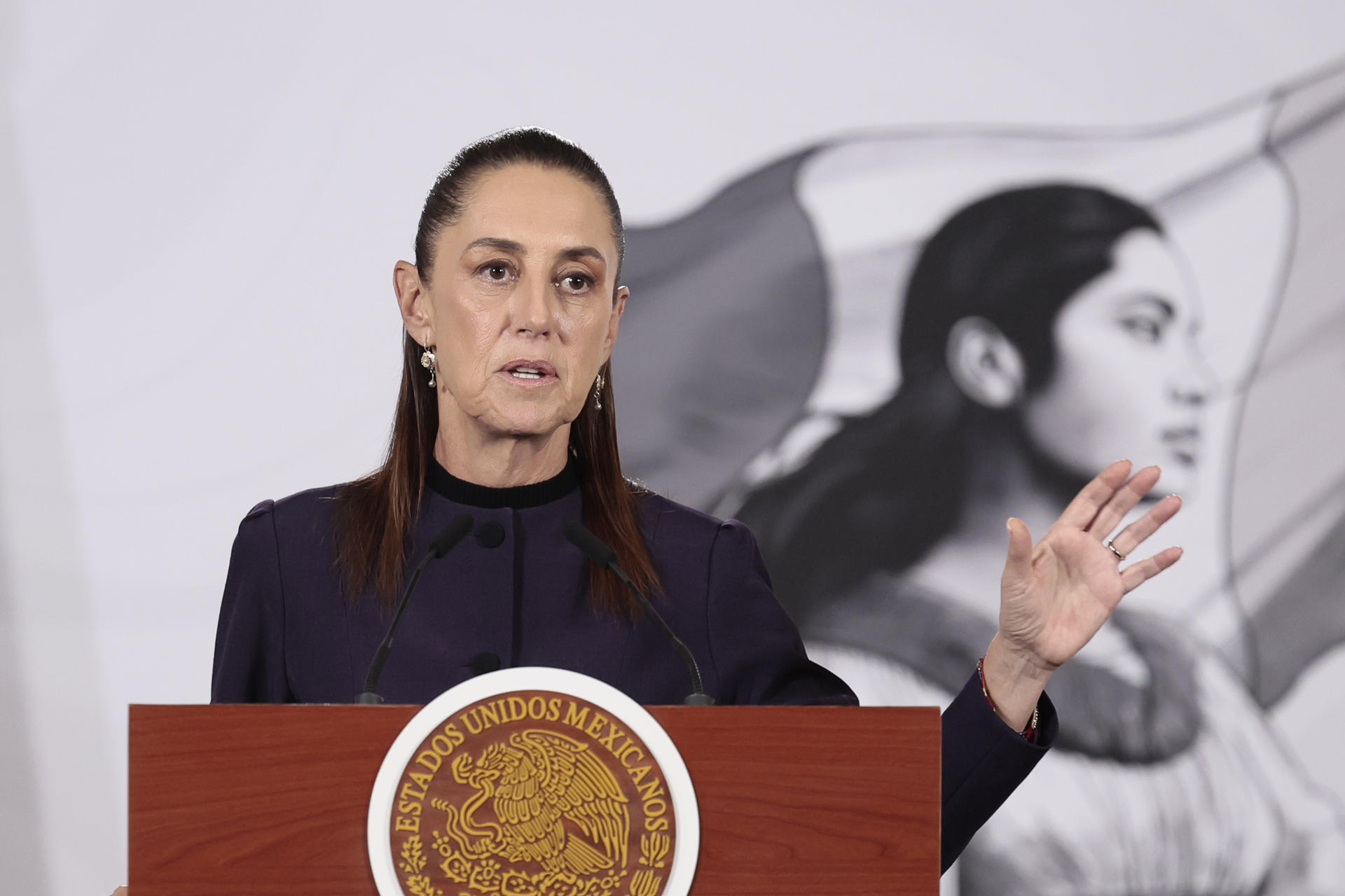 La presidenta de México, Claudia Sheinbaum, habla durante una rueda de prensa este lunes en el Palacio Nacional de la Ciudad de México (México). EFE/José Méndez