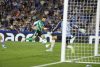 El delantero marroquí del Betis, Abde Ezzalzouli (i), remata ante el guardameta de la Real Sociedad, Alex Remiro, durante el encuentro correspondiente a la jornada 35 de Laliga EA Sports que disputaron Real Sociedad y Betis en el estadio de Anoeta, en San Sebastián. EFE / Juan Herrero.
