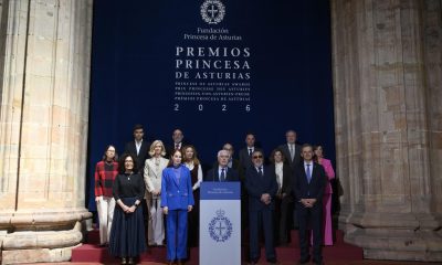 El presidente del jurado del Premio Princesa de Asturias de Cooperación Internacional, Gustavo Suarez-Pertierra (c), anuncia este miércoles en Oviedo que la Bóveda Global de Semillas de Svalbard (Noruega), un depósito subterráneo que alberga más de 1,3 millones de semillas de cultivo de 6.300 especies de todo el mundo para salvaguardar la biodiversidad y la alimentación, ha obtenido este miércoles el Premio Princesa de Asturias de Cooperación Internacional 2026. EFE/ Eloy Alonso