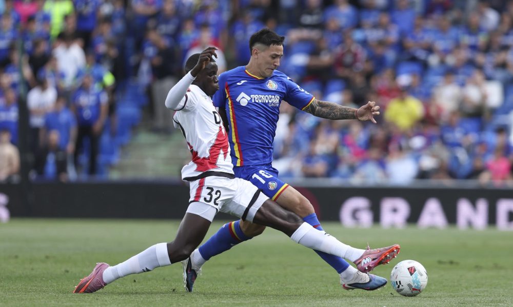 El jugador del Getafe Martín Satriano (d), durante el partido de la jornada 34 de LaLiga EA Sports entre el Getafe y el Rayo Vallecano, el 3 de mayo en el Estadio Coliseum. EFE/ Kiko Huesca