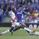 El jugador del Getafe Martín Satriano (d), durante el partido de la jornada 34 de LaLiga EA Sports entre el Getafe y el Rayo Vallecano, el 3 de mayo en el Estadio Coliseum. EFE/ Kiko Huesca