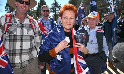 Imagen de archivo que muestra a la fundadora del partido nacionalista australiano One Nation, Pauline Hanson (centro), durante una manifestación antiinmigración en Camberra. EFE/EPA/MICK TSIKAS AUSTRALIA AND NEW ZEALAND OUT