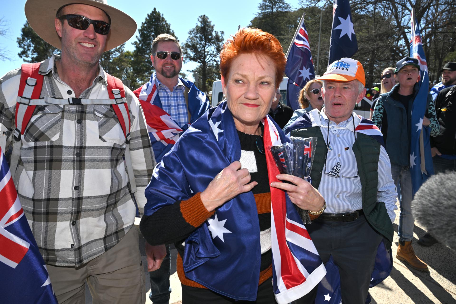 Imagen de archivo que muestra a la fundadora del partido nacionalista australiano One Nation, Pauline Hanson (centro), durante una manifestación antiinmigración en Camberra. EFE/EPA/MICK TSIKAS AUSTRALIA AND NEW ZEALAND OUT