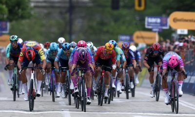 El correodr francés Paul Magnier (C), del equipo Soudal Quick-Step, cruza la meta primero en la tercera etapa del Giro de Italia con final hoy en Sofía, Bulgaria. EFE/EPA/BORISLAV TROSHEV