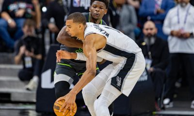 Victor Wembanyama, de San Antoni,o disputa el balón con Anthony Edwards, de los Timberwolves, en el AT&T Center en San Antonio (Estados Unidos). EFE/Carlos Ramírez