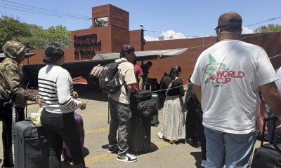 Personas esperan afuera del Aeropuerto Internacional de Oaxaca este viernes, en Oaxaca (México). EFE/ Jesús Méndez