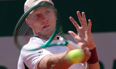 El español Martin Landaluce, en acción durante su partido de tercera ronda frente al argentino Juan Manuel Cerundolo en el Open de Francia de Tenis en Roland Garros, París. EFE/TERESA SUAREZ