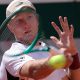 El español Martin Landaluce, en acción durante su partido de tercera ronda frente al argentino Juan Manuel Cerundolo en el Open de Francia de Tenis en Roland Garros, París. EFE/TERESA SUAREZ