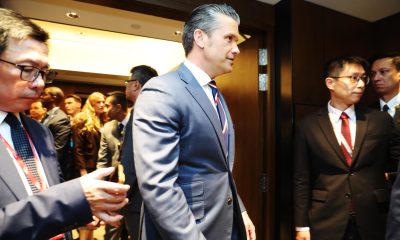 El secretario de Guerra de Estados Unidos, Pete Hegseth (c), llega a un almuerzo de mesa redonda ministerial en el marco dl foro de defensa Diálogo Shangri-la, en Singapur.
EFE/EPA/HOW HWEE YOUNG