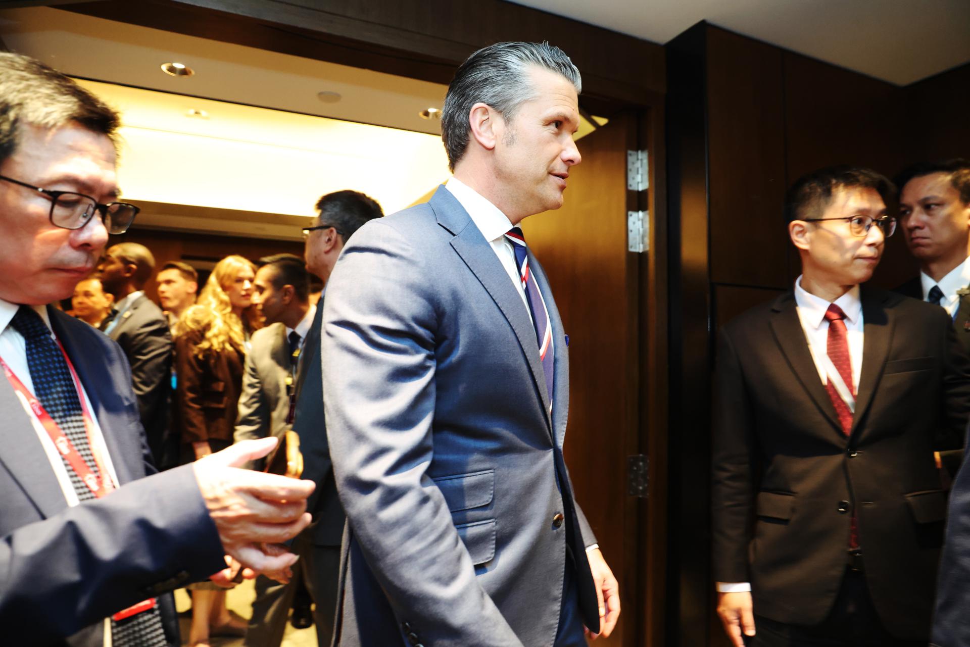 El secretario de Guerra de Estados Unidos, Pete Hegseth (c), llega a un almuerzo de mesa redonda ministerial en el marco dl foro de defensa Diálogo Shangri-la, en Singapur.
EFE/EPA/HOW HWEE YOUNG