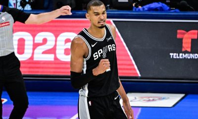 El ala-pívot de los San Antonio Spurs, el francés Victor Wembanyama, fue proclamado este sábado como el Jugador Mejor Valorado de la serie final del Oeste en la que derrotaron a los Oklahoma City Thunder. EFE/EPA/GERALD LEONG SHUTTERSTOCK OUT