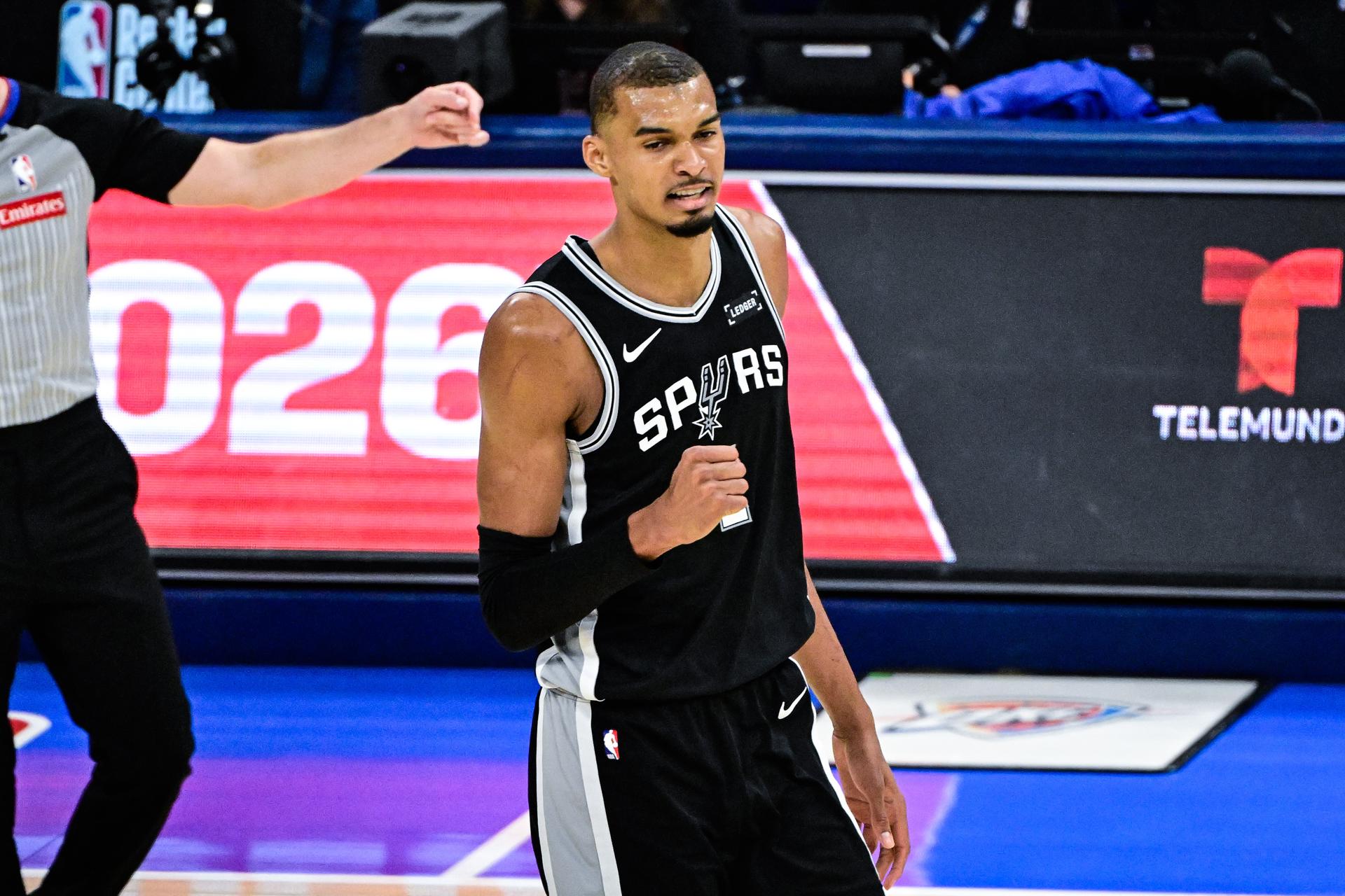 El ala-pívot de los San Antonio Spurs, el francés Victor Wembanyama, fue proclamado este sábado como el Jugador Mejor Valorado de la serie final del Oeste en la que derrotaron a los Oklahoma City Thunder. EFE/EPA/GERALD LEONG SHUTTERSTOCK OUT