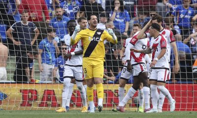 El portero del Rayo Vallecano Augusto Batalla celebra parar un penalti, durante el partido de la jornada 34 de LaLiga EA Sports entre el Getafe y el Rayo Vallecano, el 3 de mayo.- EFE/ Kiko Huesca