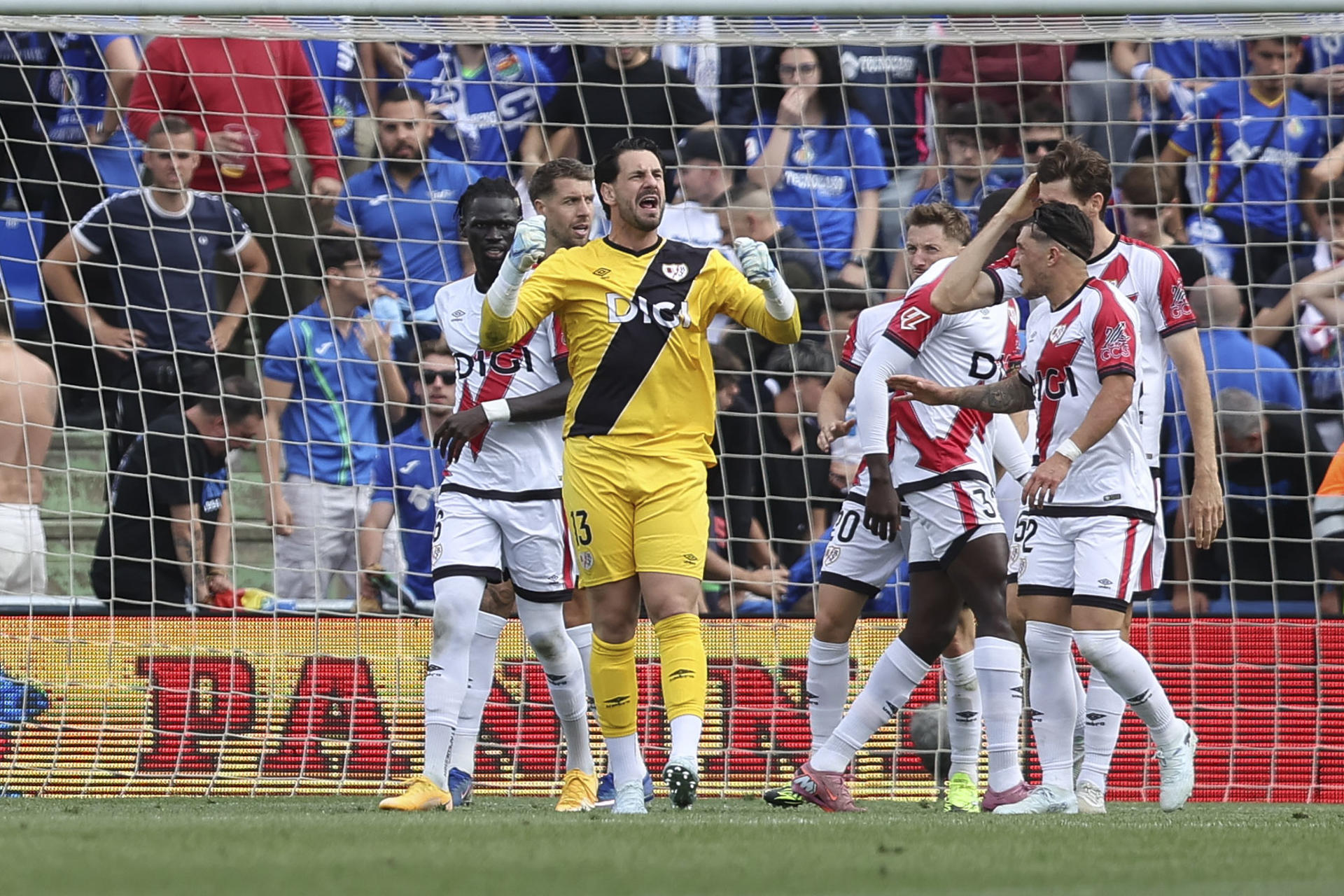 El portero del Rayo Vallecano Augusto Batalla celebra parar un penalti, durante el partido de la jornada 34 de LaLiga EA Sports entre el Getafe y el Rayo Vallecano, el 3 de mayo.- EFE/ Kiko Huesca