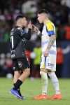Matías Perelló (i) de Independiente del  Valle y Franco Ibarra de Rosario Central discuten por una acción durante el partido de la última jornada de la fase de grupos de la Copa Libertadores jugado este miércoles en el Quito. EFE/ José Jácome
