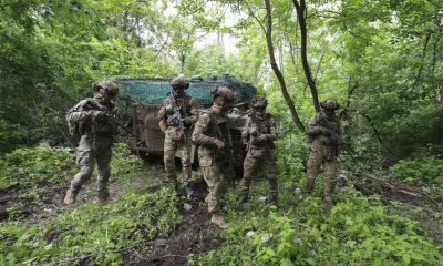 Militares ucranianos participan en un ejercicio de entrenamiento táctico en un campo de tiro en un lugar no revelado de la región de Jarkov, noreste de Ucrania, en una fotografía del 29 de mayo de 2026. EFE/EPA/SERGEY KOZLOV