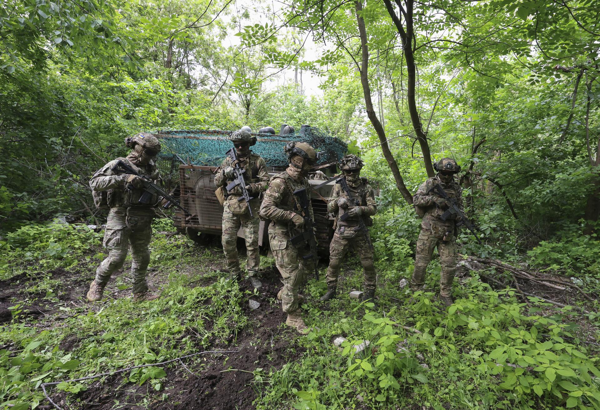 Militares ucranianos participan en un ejercicio de entrenamiento táctico en un campo de tiro en un lugar no revelado de la región de Jarkov, noreste de Ucrania, en una fotografía del 29 de mayo de 2026. EFE/EPA/SERGEY KOZLOV