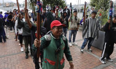 Indígenas del pueblo misak reaccionan en las instalaciones de la Agencia Nacional de Tierras (ANT) este lunes, en Bogotá (Colombia). EFE/ Mauricio Dueñas Castañeda