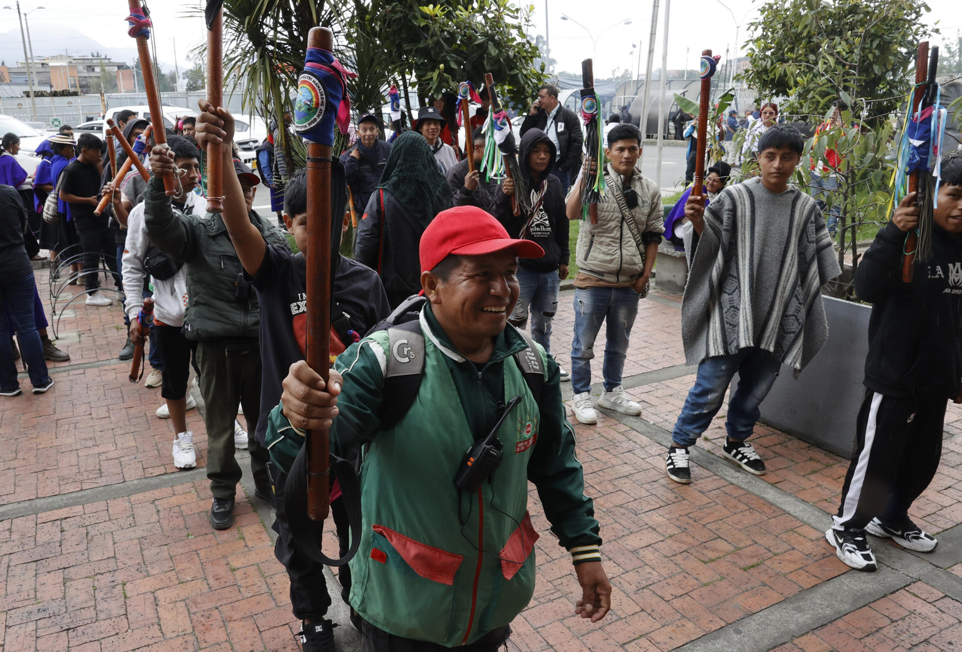 Indígenas del pueblo misak reaccionan en las instalaciones de la Agencia Nacional de Tierras (ANT) este lunes, en Bogotá (Colombia). EFE/ Mauricio Dueñas Castañeda