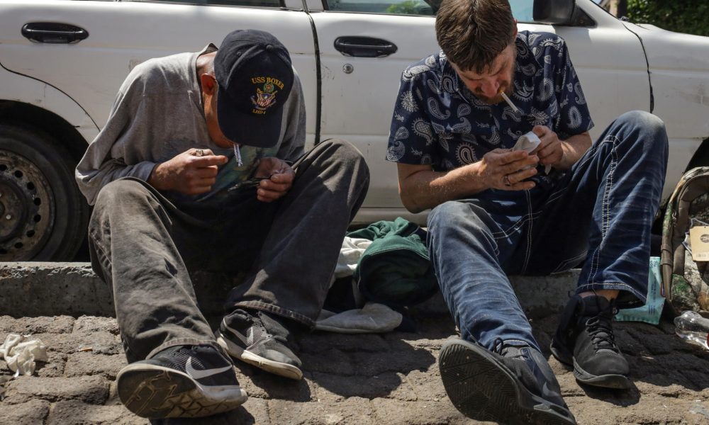 Personas consumen drogas en una calle este sábado en Tijuana (México). EFE/Joebeth Terríquez