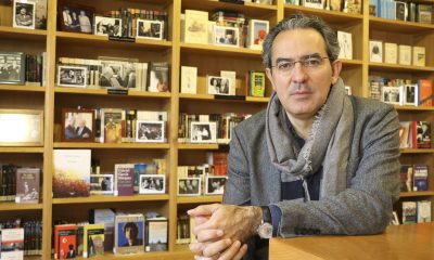 El escritor colombiano Juan Gabriel Vásquez durante una entrevista con EFE en la que reivindica el papel de la literatura como "un lugar de duda frente al juicio constante" de las redes sociales y parte del debate público. EFE/Celia Agüero Pereda