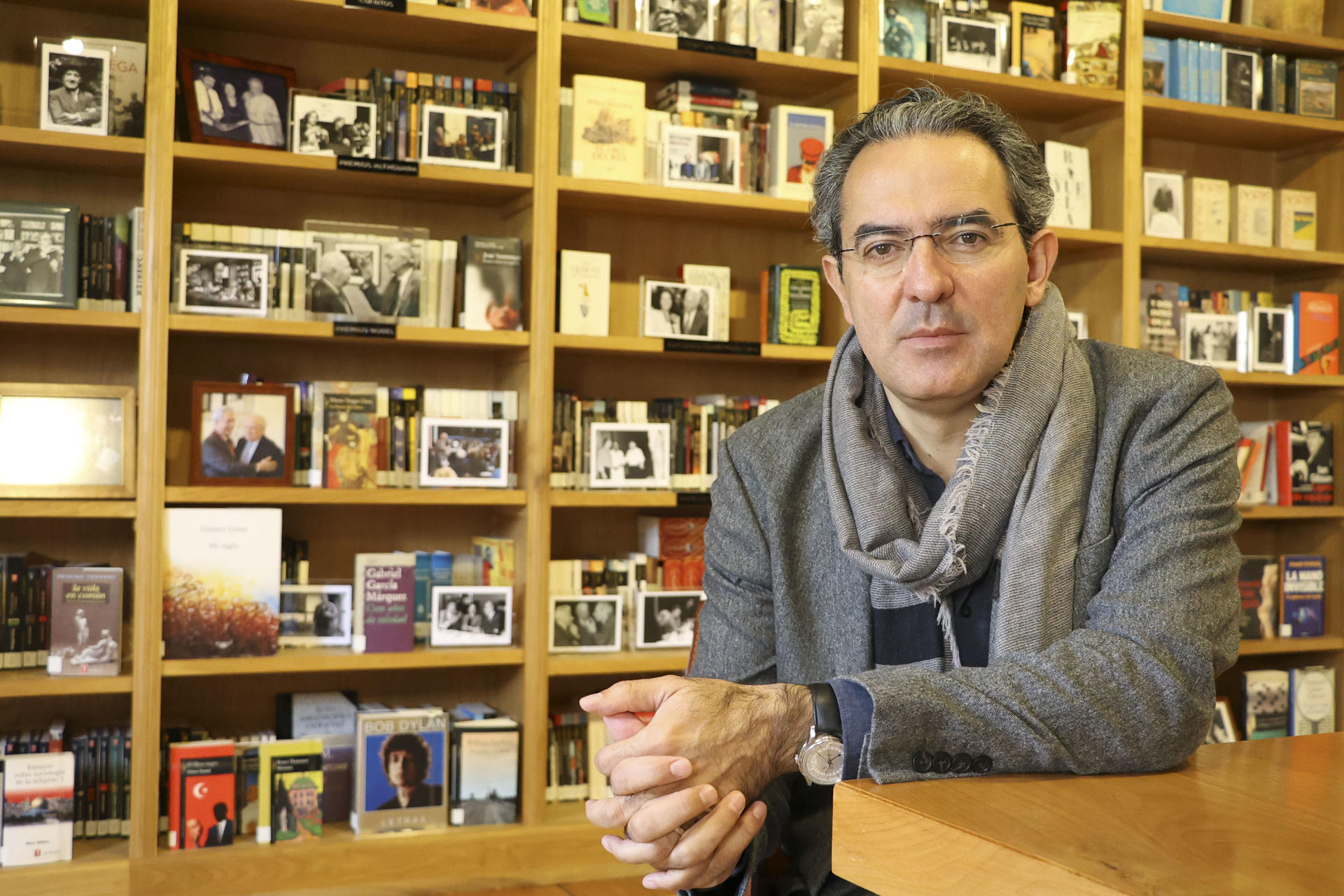 El escritor colombiano Juan Gabriel Vásquez durante una entrevista con EFE en la que reivindica el papel de la literatura como "un lugar de duda frente al juicio constante" de las redes sociales y parte del debate público. EFE/Celia Agüero Pereda