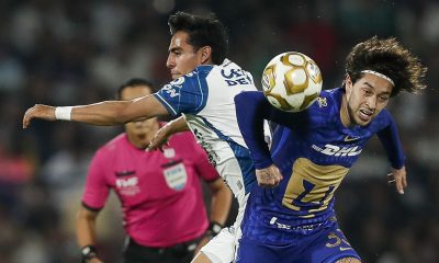 Jordan Carrillo (d), de Pumas UNAM, disputa un balón con Elías Montiel, de Pachuca, durante un partido por las semifinales de la Liga MX entre Pumas UNAM y Pachuca en el estadio Olímpico Universitario en Ciudad de México (México). EFE/Isaac Esquivel